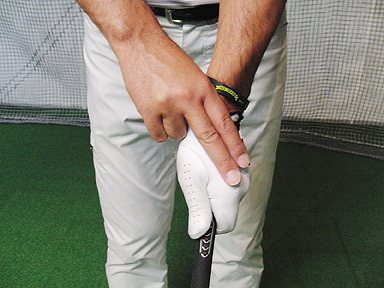 1.左手首に右手の指を添える